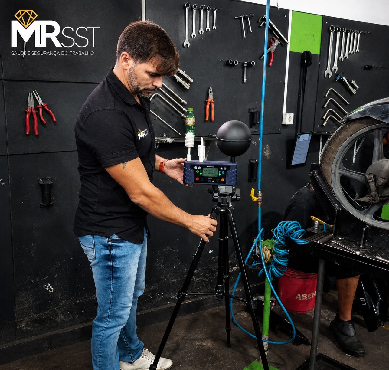 Engenheiro MR SST realizando medição ambiental de segurança do trabalho